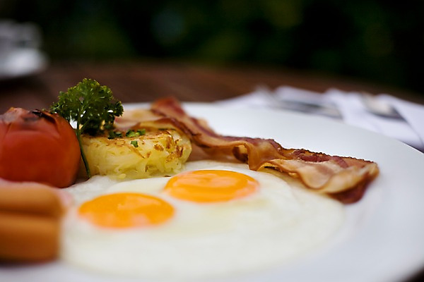 포토 JPG 해외기획촬영 해외 접시 나라 아시아 음식 외국문화 해외여행 여행 기획촬영 2009년태국 태국 탁자 서양음식 태국문화 근접촬영 사람없음 아웃포커스 장식 동남아시아 계란프라이 베이컨 노른자 반숙 지명 국내포토 동양문화 식기 문화 뷰포인트 가구 촬영기법 돼지고기 계란 계란요리 파일형식