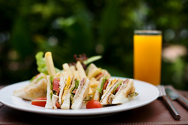 포토 JPG 해외기획촬영 해외 접시 나라 아시아 음료 음식 빵 외국문화 해외여행 여행 기획촬영 2009년태국 포크 태국 탁자 잔 한잔 서양음식 태국문화 샌드위치 근접촬영 사람없음 아웃포커스 컵 동남아시아 주스 나이프 오렌지주스 지명 국내포토 1 동양문화 식기 문화 뷰포인트 가구 촬영기법 칼 과일주스 파일형식