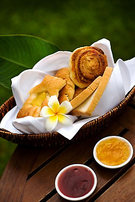 포토 JPG 식물 해외기획촬영 해외 꽃 나라 아시아 음식 빵 외국문화 해외여행 여행 기획촬영 2009년태국 태국 탁자 나뭇잎 디저트 태국문화 사람없음 장식 바구니 동남아시아 잼 식빵 제빵 지명 국내포토 동양문화 문화 가구 잎 제과제빵 소스_음식 파일형식