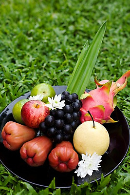 포토 JPG 식물 해외기획촬영 해외 접시 열매 꽃 나라 아시아 음식 외국문화 해외여행 여행 기획촬영 2009년태국 오렌지 과일 태국 포도 나뭇잎 태국문화 근접촬영 잔디 사람없음 아웃포커스 장식 동남아시아 배 사과 열대과일 용과 드레곤푸르츠 지명 트로피컬아트 국내포토 동양문화 식기 문화 뷰포인트 잎 촬영기법 그림 파일형식