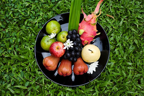 포토 JPG 식물 해외기획촬영 해외 접시 열매 꽃 나라 아시아 음식 외국문화 해외여행 여행 기획촬영 2009년태국 오렌지 과일 태국 포도 나뭇잎 태국문화 잔디 사람없음 장식 하이앵글 동남아시아 배 사과 열대과일 용과 드레곤푸르츠 지명 국내포토 동양문화 식기 문화 뷰포인트 잎 파일형식