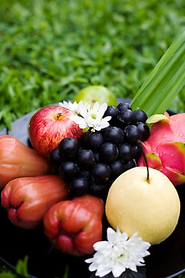 포토 JPG 식물 해외기획촬영 해외 접시 열매 꽃 나라 아시아 음식 외국문화 해외여행 여행 기획촬영 2009년태국 오렌지 과일 태국 포도 나뭇잎 태국문화 근접촬영 잔디 사람없음 아웃포커스 장식 동남아시아 배 사과 열대과일 용과 드레곤푸르츠 지명 트로피컬아트 국내포토 동양문화 식기 문화 뷰포인트 잎 촬영기법 그림 파일형식