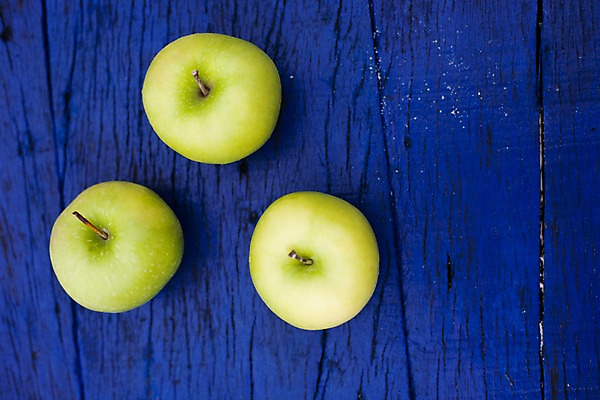 포토 JPG 식물 해외기획촬영 해외 나라 음식 컬러 해외여행 여행 기획촬영 2009년태국 과일 태국 탁자 누끼 근접촬영 사람없음 목재 연두색 하이앵글 동남아시아 세개 사과 청사과 지명 국내포토 나무 아시아 뷰포인트 가구 재료 3 초록색 파일형식