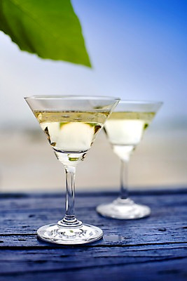포토 JPG 식물 해외기획촬영 해외 나라 아시아 음료 음식 외국문화 해외여행 여행 기획촬영 2009년태국 잎 태국 탁자 나뭇잎 잔 주류 태국문화 근접촬영 사람없음 아웃포커스 동남아시아 칵테일 칵테일잔 두잔 지명 국내포토 동양문화 식기 문화 뷰포인트 가구 2 술잔 촬영기법 파일형식