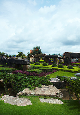 포토 JPG 주간 나무 식물 구름 해외기획촬영 해외 공원 나라 아시아 외국문화 해외여행 여행 기획촬영 2009년태국 파타야 태국 하늘 태국문화 잔디 사람없음 야외 야자수 조형물 정원 동남아시아 돌_바위 바위 열대식물 조경 농녹빌리지 고인돌 지명 국내포토 자연요소 동양문화 공공시설 문화 미술 무덤 청동기 파일형식