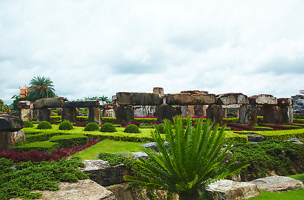 포토 JPG 주간 나무 식물 구름 해외기획촬영 해외 건축물 공원 건축 나라 아시아 외국문화 해외여행 여행 기획촬영 2009년태국 파타야 태국 하늘 태국문화 잔디 사람없음 야외 야자수 조형물 정원 동남아시아 돌_바위 바위 열대식물 조경 농녹빌리지 고인돌 지명 국내포토 자연요소 동양문화 공공시설 문화 미술 무덤 청동기 파일형식