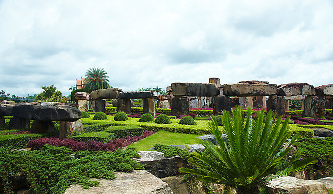 포토 JPG 주간 나무 식물 구름 해외기획촬영 해외 공원 나라 아시아 외국문화 해외여행 여행 기획촬영 2009년태국 고건축 파타야 태국 하늘 태국문화 잔디 사람없음 야외 야자수 조형물 정원 돌_바위 바위 열대식물 조경 농녹빌리지 고인돌 지명 국내포토 자연요소 동양문화 건축물 공공시설 문화 미술 무덤 청동기 파일형식