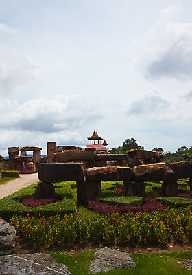 포토 JPG 주간 나무 식물 구름 해외기획촬영 해외 건축물 공원 건축 꽃 나라 아시아 길 외국문화 해외여행 여행 기획촬영 2009년태국 파타야 태국 하늘 태국문화 잔디 사람없음 야외 조형물 정원 동남아시아 돌_바위 바위 조경 농녹빌리지 고인돌 지명 국내포토 자연요소 동양문화 공공시설 문화 미술 무덤 청동기 파일형식