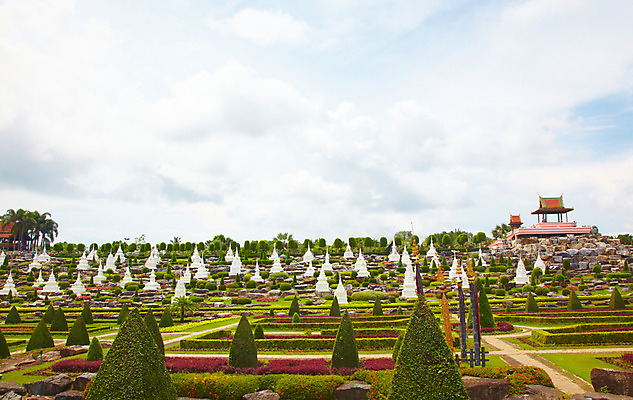 포토 JPG 주간 나무 식물 구름 해외기획촬영 해외 시설물 건축물 공원 현대건축 건축 나라 아시아 길 외국문화 해외여행 여행 기획촬영 2009년태국 해외건축 파타야 태국 하늘 태국문화 사람없음 야외 건물 야자수 조각상 정원 동남아시아 열대식물 조경 농녹빌리지 지명 국내포토 자연요소 동양문화 공공시설 문화 조형물 파일형식