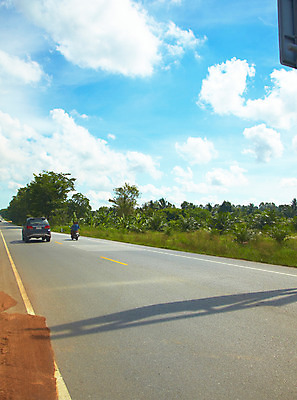 포토 JPG 나무 식물 구름 해외기획촬영 해외 시설물 현대건축 건축 나라 아시아 도로 길 육상교통 교통수단 외국문화 해외여행 여행 기획촬영 2009년태국 교통 해외건축 교통시설 자동차 태국 하늘 날씨 태국문화 그림자 풍경 두명 맑음 동남아시아 차도 오토바이 풀 아스팔트 지명 차선_도로 국내포토 자연요소 동양문화 건축물 문화 사람 바이크 시설 파일형식