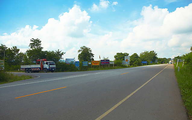 포토 JPG 주간 나무 식물 구름 해외기획촬영 해외 시설물 현대건축 건축 나라 아시아 도로 길 육상교통 교통수단 외국문화 해외여행 여행 기획촬영 2009년태국 교통 해외건축 교통시설 자동차 태국 하늘 간판 태국문화 풍경 사람없음 야외 동남아시아 차도 트럭 표지판 풀 아스팔트 입간판 지명 차선_도로 국내포토 자연요소 동양문화 건축물 문화 알림판 시설 파일형식