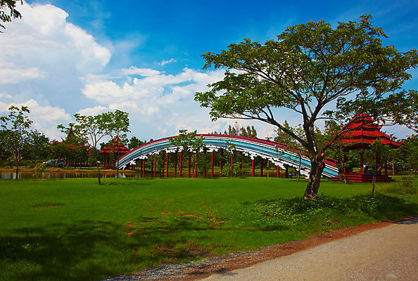 포토 JPG 주간 나무 식물 구름 해외기획촬영 해외 시설물 건축물 공원 현대건축 건축 나라 아시아 길 외국문화 해외여행 여행 기획촬영 2009년태국 고건축 해외건축 교통시설 태국 하늘 태국문화 국립공원 그림자 잔디 사람없음 야외 관광지 동남아시아 정자 방콕 무왕보란 무지개다리 가교 지명 국내포토 자연요소 동양문화 공공시설 문화 교통 다리_건축물 시설 파일형식