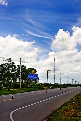 포토 JPG 주간 나무 식물 구름 해외기획촬영 해외 시설물 여자 현대건축 건축 나라 아시아 도로 길 외국문화 해외여행 여행 기획촬영 2009년태국 해외건축 교통시설 태국 하늘 간판 태국문화 한명 사람 풍경 야외 동남아시아 전선 오토바이 아스팔트 전봇대 칼라콘 지명 여자만 여자한명만 차선_도로 국내포토 자연요소 1 동양문화 건축물 공공시설 문화 교통 바이크 안전장비 시설 파일형식