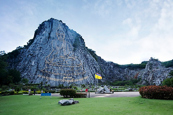 포토 JPG 주간 나무 식물 구름 해외기획촬영 해외 나라 아시아 종교 외국문화 해외여행 여행 기획촬영 2009년태국 불교 태국 하늘 산 태국문화 풍경 잔디 사람없음 야외 관광지 동남아시아 돌_바위 바위 깃발 돌산 불상 벽화 금불상 왓카오찌짠 좌불 황금불상 황금절벽사원 지명 국내포토 자연요소 동양문화 문화 파타야 그림 파일형식