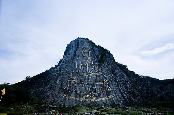 포토 JPG 주간 나무 식물 구름 해외기획촬영 해외 나라 아시아 종교 외국문화 해외여행 여행 기획촬영 2009년태국 불교 태국 하늘 산 태국문화 풍경 사람없음 야외 관광지 동남아시아 돌_바위 바위 돌산 불상 벽화 금불상 왓카오찌짠 좌불 황금불상 황금절벽사원 지명 국내포토 자연요소 동양문화 문화 파타야 그림 파일형식