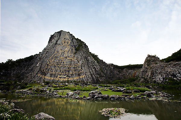 포토 JPG 주간 나무 식물 구름 해외기획촬영 해외 꽃 나라 아시아 종교 외국문화 해외여행 여행 기획촬영 2009년태국 불교 태국 하늘 산 태국문화 풍경 사람없음 야외 관광지 동남아시아 돌_바위 바위 연못 돌산 불상 벽화 금불상 왓카오찌짠 좌불 황금불상 황금절벽사원 지명 국내포토 자연요소 동양문화 문화 파타야 그림 파일형식