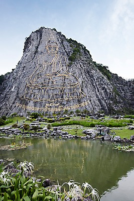 포토 JPG 주간 나무 식물 구름 해외기획촬영 해외 꽃 나라 아시아 종교 외국문화 해외여행 여행 기획촬영 2009년태국 불교 태국 하늘 산 태국문화 풍경 사람없음 야외 관광지 동남아시아 돌_바위 바위 연못 돌산 불상 벽화 금불상 왓카오찌짠 좌불 황금불상 황금절벽사원 지명 국내포토 자연요소 동양문화 문화 파타야 그림 파일형식