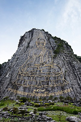 포토 JPG 주간 나무 식물 구름 해외기획촬영 해외 나라 아시아 종교 외국문화 해외여행 여행 기획촬영 2009년태국 불교 태국 하늘 산 태국문화 풍경 사람없음 야외 관광지 동남아시아 돌_바위 바위 돌산 불상 벽화 금불상 왓카오찌짠 좌불 황금불상 황금절벽사원 지명 국내포토 자연요소 동양문화 문화 파타야 그림 파일형식