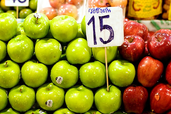 포토 JPG 식물 해외기획촬영 해외 나라 아시아 음식 외국문화 해외여행 여행 기획촬영 2009년태국 과일 태국 태국문화 사람없음 빨간색 숫자 쌓기 동남아시아 시장 사과 가격 가격표 청사과 마트 과일가게 지명 국내포토 문자 동양문화 문화 컬러 모션 상점 파일형식