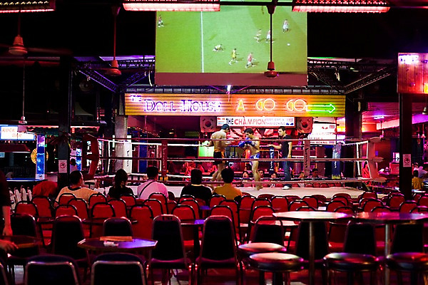 포토 JPG 해외기획촬영 해외 여자 남자 나라 아시아 외국문화 해외여행 여행 기획촬영 2009년태국 의자 태국 탁자 운동선수 실내 태국문화 사람 경기 여러명 뒷모습 운동 스크린 동남아시아 경기장 군중 구경 관람 무에타이 지명 국내포토 동양문화 문화 스포츠 뷰포인트 가구 다수 스포츠시설 건강 내부 파일형식