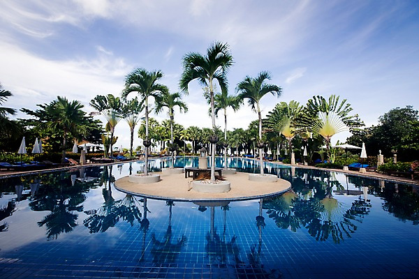 포토 JPG 주간 나무 식물 구름 해외기획촬영 해외 시설물 현대건축 건축 나라 아시아 외국문화 해외여행 여행 기획촬영 2009년태국 스포츠시설 해외건축 태국 하늘 리조트 수영장 태국문화 물그림자 사람없음 야외 야자수 풀장 동남아시아 파라솔 열대식물 휴양지 지명 국내포토 자연요소 동양문화 건축물 문화 스포츠 그림자 장소 시설 파일형식