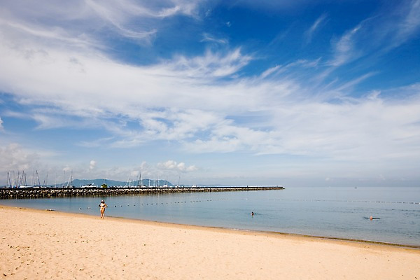 포토 JPG 주간 구름 해외기획촬영 해외 나라 아시아 바다 외국문화 해외여행 여행 기획촬영 2009년태국 파타야 태국 하늘 휴가 태국문화 사람 풍경 해변 야외 세명 모래사장 수영 동남아시아 해수욕 지명 국내포토 자연요소 동양문화 문화 수상스포츠 파일형식