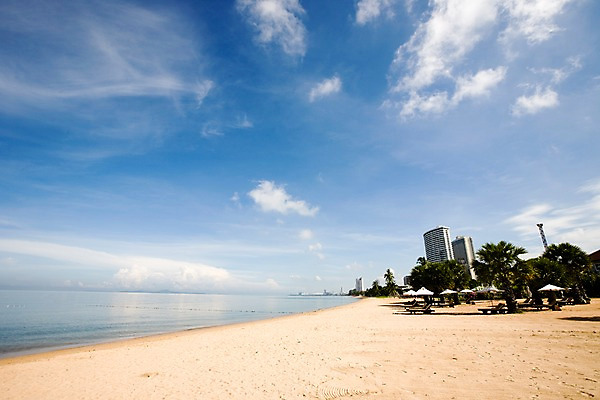 포토 JPG 주간 나무 식물 구름 해외기획촬영 해외 나라 아시아 바다 외국문화 해외여행 여행 기획촬영 2009년태국 파타야 태국 하늘 태국문화 풍경 빌딩 해변 사람없음 야외 건물 모래사장 동남아시아 파라솔 선베드 지명 국내포토 자연요소 동양문화 건축물 문화 의자 파일형식
