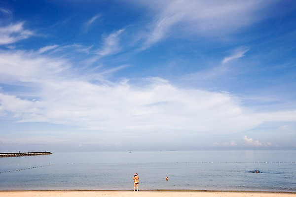 포토 JPG 주간 구름 해외기획촬영 해외 나라 아시아 바다 외국문화 해외여행 여행 기획촬영 2009년태국 파타야 태국 하늘 휴가 태국문화 사람 풍경 해변 야외 세명 모래사장 수영 동남아시아 해수욕 지명 국내포토 자연요소 동양문화 문화 수상스포츠 파일형식