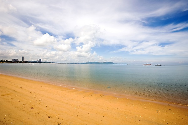포토 JPG 주간 구름 해외기획촬영 해외 나라 아시아 바다 외국문화 섬 해외여행 여행 기획촬영 2009년태국 파타야 태국 하늘 태국문화 풍경 해변 사람없음 야외 모래사장 동남아시아 발자국 지명 국내포토 자연요소 동양문화 문화 자국 파일형식