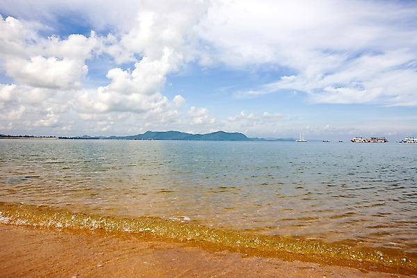 포토 JPG 주간 구름 해외기획촬영 해외 나라 아시아 물결 파도 바다 외국문화 섬 해외여행 여행 기획촬영 2009년태국 파타야 태국 하늘 산 태국문화 풍경 해변 사람없음 야외 모래사장 동남아시아 선박 지명 국내포토 자연요소 동양문화 문화 수상교통 파일형식