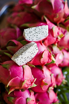 포토 JPG 식물 해외기획촬영 해외 열매 나라 아시아 음식 컬러 외국문화 해외여행 여행 기획촬영 2009년태국 과일 태국 태국문화 근접촬영 사람없음 아웃포커스 동남아시아 여러개 자주색 열대과일 용과 드레곤푸르츠 지명 트로피컬아트 국내포토 동양문화 문화 뷰포인트 다수 촬영기법 그림 파일형식