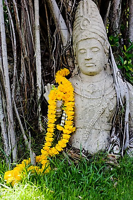 포토 JPG 주간 나무 식물 해외기획촬영 해외 공원 나라 아시아 외국문화 해외여행 여행 기획촬영 2009년태국 태국 태국문화 국립공원 미술 잔디 사람없음 야외 관광지 동상 조각상 노란색 동남아시아 작품 석상 무왕보란 꽃목걸이 돌조각상 흉상 지명 국내포토 자연요소 동양문화 공공시설 꽃 문화 컬러 목걸이 문화예술 조형물 방콕 기념물 조각_조소 파일형식