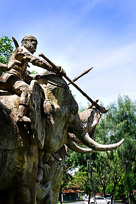 포토 JPG 주간 나무 식물 구름 해외기획촬영 해외 공원 나라 아시아 무기 외국문화 해외여행 여행 기획촬영 2009년태국 태국 하늘 코끼리 태국문화 국립공원 미술 사람없음 야외 관광지 조형물 동상 조각상 동남아시아 작품 무왕보란 지명 국내포토 자연요소 동양문화 공공시설 문화 포유류 문화예술 방콕 기념물 파일형식