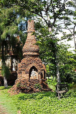 포토 JPG 주간 나무 식물 해외기획촬영 해외 건축물 공원 나라 아시아 종교 외국문화 해외여행 여행 기획촬영 2009년태국 불교 종교용품 태국 벽돌 태국문화 국립공원 그림자 사람없음 야외 관광지 조형물 탑 동남아시아 열대식물 불상 불교용품 무왕보란 좌불 지명 국내포토 자연요소 동양문화 공공시설 건축 문화 미술 방콕 파일형식