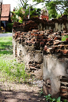 포토 JPG 주간 나무 식물 해외기획촬영 해외 시설물 공원 현대건축 건축 나라 아시아 외국문화 해외여행 여행 기획촬영 2009년태국 해외건축 태국 벽돌 주택 돌담 태국문화 국립공원 그림자 사람없음 야외 건물 관광지 담장 동남아시아 건축부분 잡초 그늘 시멘트 무왕보란 지명 국내포토 자연요소 동양문화 건축물 공공시설 문화 돌 바위 방콕 파일형식