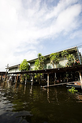 포토 JPG 주간 나무 식물 구름 해외기획촬영 해외 시설물 건축 나라 아시아 외국문화 해외여행 여행 기획촬영 2009년태국 해외건축 태국 하늘 태국문화 물그림자 사람없음 야외 관광지 강 동남아시아 열대식물 수상가옥 지명 국내포토 자연요소 동양문화 건축물 문화 주택 그림자 파일형식