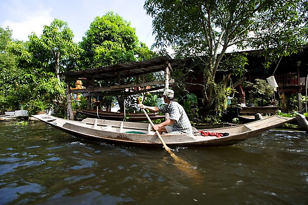 포토 JPG 주간 나무 식물 해외기획촬영 해외 남자 나라 아시아 교통수단 외국문화 중년 50대 해외여행 여행 기획촬영 2009년태국 교통 이동 수상교통 태국 태국문화 한명 사람 앉기 성인 야외 옆모습 관광지 강 동남아시아 운송업 한척 나룻배 열대식물 노 수상가옥 노젓기 수상시장 선박 지명 남자만 남자한명만 성인남자만 성인한명만 성인남자한명만 중년만 중년남자만 중년남자한명만 성인만 국내포토 자연요소 1 동양문화 산업 문화 뷰포인트 컨셉 배_교통 모션 주택 시장 파일형식