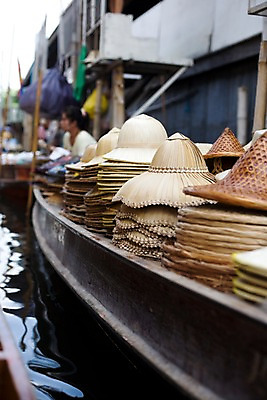 포토 JPG 주간 해외기획촬영 모자 해외 잡화 여자 나라 아시아 교통수단 외국문화 해외여행 여행 기획촬영 2009년태국 태국 태국문화 한명 사람 야외 관광지 상점 동남아시아 나룻배 상인 수상가옥 장사 수상시장 선박 지명 여자만 여자한명만 국내포토 자연요소 1 동양문화 문화 교통 수상교통 배_교통 주택 시장 상업 파일형식