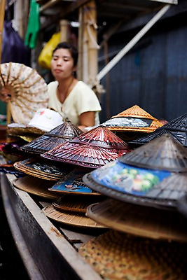 포토 JPG 주간 해외기획촬영 모자 해외 잡화 여자 나라 아시아 외국문화 해외여행 여행 기획촬영 2009년태국 태국 태국문화 한명 들기 사람 20대 성인 야외 아웃포커스 관광지 상점 동남아시아 부채 상인 장사 수상시장 전통모자 지명 여자만 여자한명만 성인여자만 청년만 청년여자만 성인한명만 청년여자한명만 성인여자한명만 성인만 국내포토 자연요소 모자_잡화 1 동양문화 문화 모션 촬영기법 청년 시장 상업 파일형식