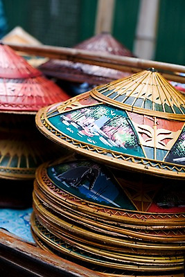 포토 JPG 해외기획촬영 모자 해외 잡화 나라 아시아 외국문화 해외여행 여행 기획촬영 2009년태국 태국 태국문화 근접촬영 사람없음 아웃포커스 관광지 상점 동남아시아 수상시장 전통모자 지명 국내포토 모자_잡화 동양문화 문화 뷰포인트 촬영기법 시장 파일형식