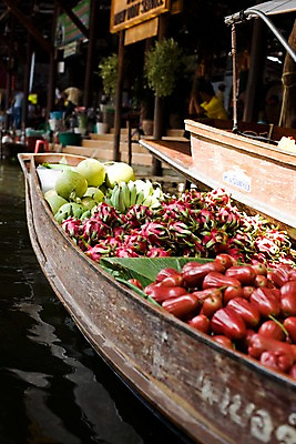 포토 JPG 주간 식물 해외기획촬영 해외 나라 아시아 음식 교통수단 외국문화 해외여행 여행 기획촬영 2009년태국 수상교통 과일 태국 바나나 태국문화 여러명 야외 관광지 강 야자수 상점 동남아시아 나룻배 상인 열대과일 수상가옥 과일가게 용과 드레곤푸르츠 수상시장 포멜로 선박 지명 국내포토 자연요소 나무 동양문화 문화 다수 교통 배_교통 주택 사람 시장 파일형식