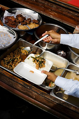 포토 JPG 해외기획촬영 해외 그릇 손 나라 아시아 음식 외국문화 해외여행 여행 기획촬영 2009년태국 태국 밥 반찬 태국문화 요리 신체부위 숟가락 동남아시아 튀김 찌개 수상시장 양푼 태국음식 지명 국내포토 동양문화 식기 문화 수저 사람 시장 동양음식 파일형식