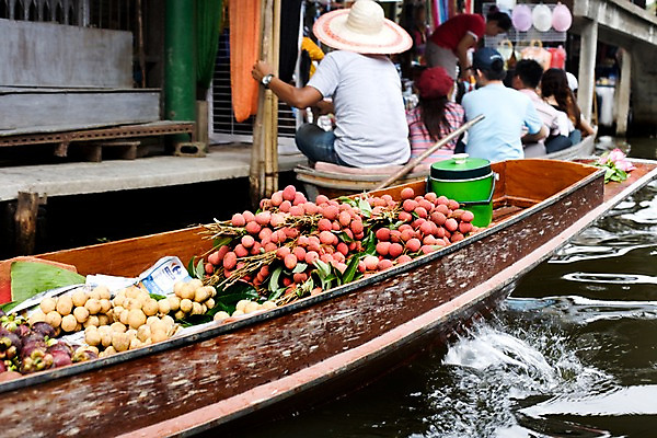 포토 JPG 주간 해외기획촬영 해외 여자 열매 남자 나라 아시아 음식 교통수단 외국문화 해외여행 여행 기획촬영 2009년태국 수상교통 과일 태국 태국문화 사람 앉기 여러명 상반신 야외 뒷모습 관광지 강 여행객 상점 동남아시아 상인 열대과일 밀짚모자 수상가옥 랑삿 리쯔 리치 린치 망고스틴 수상시장 선박 지명 국내포토 자연요소 식물 모자_잡화 동양문화 문화 뷰포인트 다수 교통 모션 주택 시장 파일형식
