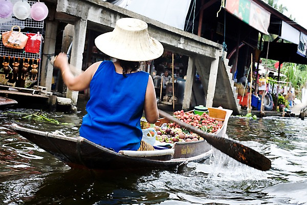 포토 JPG 주간 해외기획촬영 해외 건축물 여자 나라 아시아 교통수단 외국문화 해외여행 여행 기획촬영 2009년태국 교통 수상교통 과일 태국 태국문화 한명 사람 앉기 상반신 20대 성인 야외 뒷모습 관광지 강 계단 상점 동남아시아 나룻배 상인 노 수상가옥 노젓기 장사 수상시장 선박 지명 여자만 여자한명만 성인여자만 청년만 청년여자만 성인한명만 청년여자한명만 성인여자한명만 성인만 국내포토 자연요소 1 동양문화 건축 문화 뷰포인트 배_교통 모션 주택 청년 시장 상업 파일형식