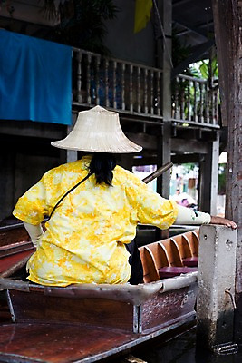 포토 JPG 주간 해외기획촬영 모자 해외 건축물 여자 나라 아시아 교통수단 외국문화 해외여행 여행 기획촬영 2009년태국 교통 수상교통 난간 태국 태국문화 한명 사람 앉기 상반신 20대 성인 야외 뒷모습 관광지 동남아시아 나룻배 상인 수상가옥 장사 수상시장 선박 지명 여자만 여자한명만 성인여자만 청년만 청년여자만 성인한명만 청년여자한명만 성인여자한명만 성인만 국내포토 자연요소 1 동양문화 잡화 건축 문화 뷰포인트 배_교통 모션 주택 청년 시장 상업 파일형식