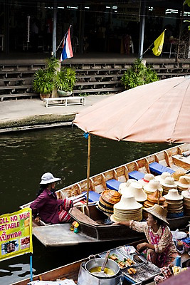 포토 JPG 주간 해외기획촬영 모자 해외 잡화 여자 나라 아시아 음식 교통수단 외국문화 해외여행 여행 기획촬영 2009년태국 수상교통 태국 태국문화 사람 야외 두명 관광지 강 판매 상점 동남아시아 깃발 국기 상인 수상가옥 장사 수상시장 선박 지명 여자만 국내포토 자연요소 동양문화 문화 교통 주택 시장 상업 파일형식