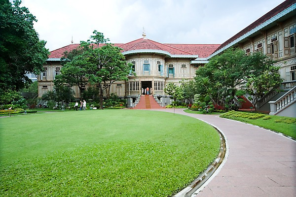 포토 JPG 주간 나무 식물 구름 해외기획촬영 해외 시설물 건축물 건축 나라 아시아 길 외국문화 해외여행 여행 기획촬영 2009년태국 해외건축 태국 하늘 주택 태국문화 사람 잔디 여러명 야외 건물 관광지 여행객 정원 동남아시아 궁전 목조 방문객 비만멕궁전 진짜 지명 국내포토 자연요소 동양문화 문화 다수 고건축 방콕 파일형식