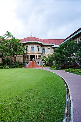 포토 JPG 주간 나무 식물 구름 해외기획촬영 해외 시설물 건축물 건축 나라 아시아 길 외국문화 해외여행 여행 기획촬영 2009년태국 해외건축 태국 하늘 주택 태국문화 사람 잔디 여러명 야외 건물 관광지 여행객 정원 동남아시아 궁전 방콕 목조 방문객 비만멕궁전 지명 국내포토 자연요소 동양문화 문화 다수 고건축 파일형식