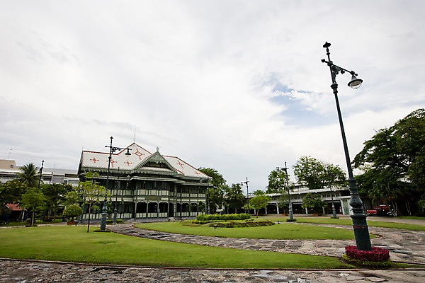 포토 JPG 주간 나무 구름 해외기획촬영 해외 시설물 건축물 건축 나라 아시아 길 외국문화 해외여행 여행 기획촬영 2009년태국 가로등 해외건축 태국 하늘 조명 태국문화 사람없음 야외 건물 관광지 정원 동남아시아 궁전 방콕 목조 비만멕궁전 지명 국내포토 자연요소 식물 동양문화 공공시설 문화 고건축 파일형식