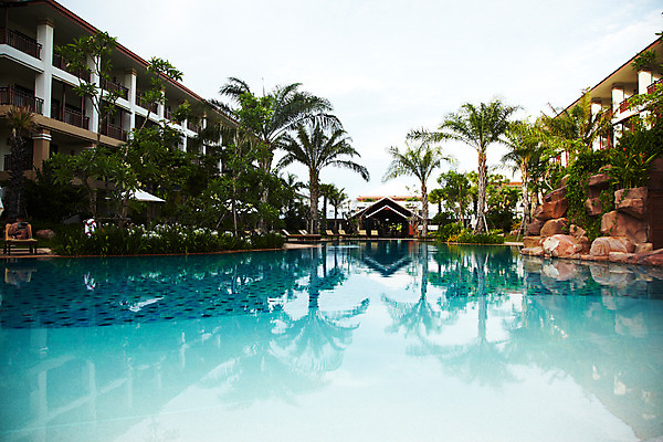 포토 JPG 주간 나무 식물 해외기획촬영 해외 시설물 현대건축 건축 나라 아시아 외국문화 해외여행 여행 기획촬영 2009년태국 스포츠시설 해외건축 태국 하늘 리조트 수영장 태국문화 물그림자 사람없음 야외 건물 야자수 풀장 동남아시아 파라솔 열대식물 휴양지 선베드 지명 국내포토 자연요소 동양문화 건축물 문화 스포츠 의자 그림자 장소 시설 파일형식